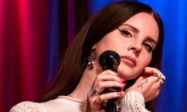 Lana Del Rey se je zaposlila kot natakarica, da bi “pobegnila od sebe”