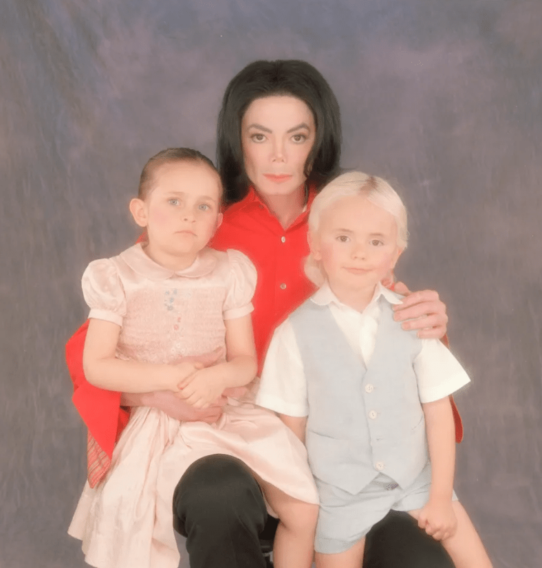 Sin pop ikone je svojega očeta, ki ga na sliki vidimo z otrokoma, princem in Paris, nežno opisal kot očka zanj, ne kot Michaela Jacksona.