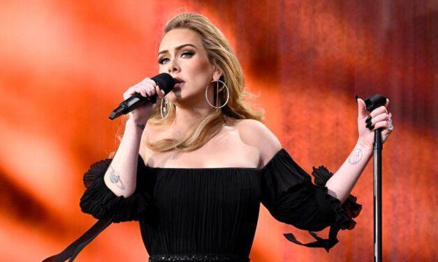 Adele se je poklonila pokojnemu Matthewu Perryju