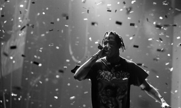 Travis Scott prekinil koncert, da bi ustavil varnostnika, ki je zgrabil oboževalko