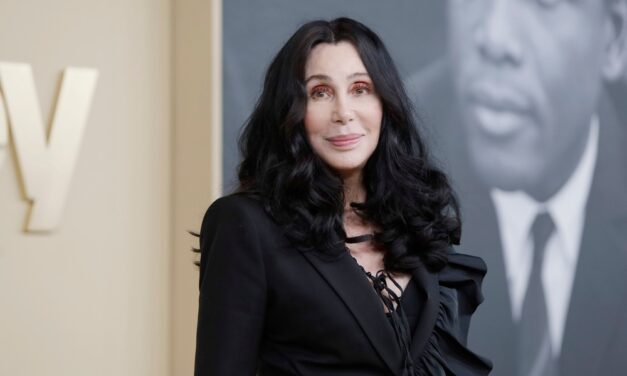 Cher bo izdala avtobiografijo