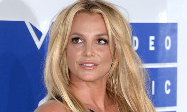 Britney Spears obudila romanco s Paulom Solizom