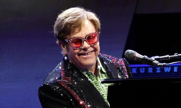 Elton John delno izgubil vid na enem očesu