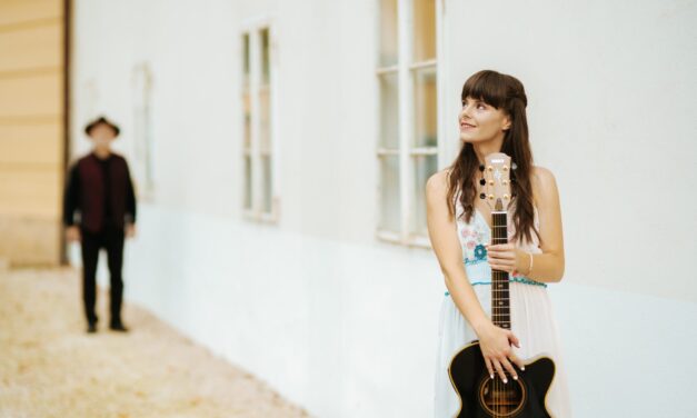 Koncert Ditke in Ferija Lainščka v Ajdovščini razprodan, številni obiskovalci ostali pred dvorano