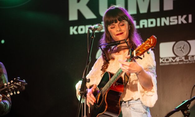 Američani Ditko okronali za žensko različico Boba Dylana