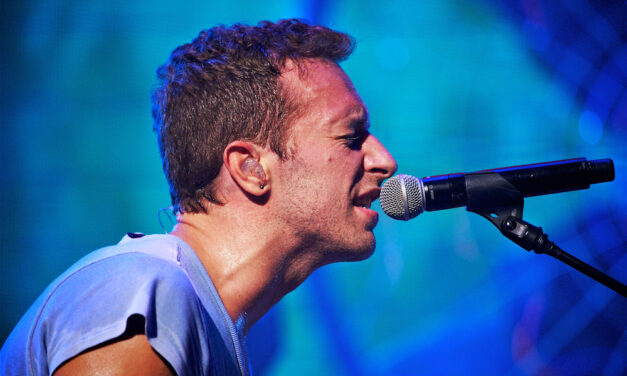 Chris Martin s čustveno izvedbo “All My Love” na grammyjih počastil spomin na preminule glasbenike