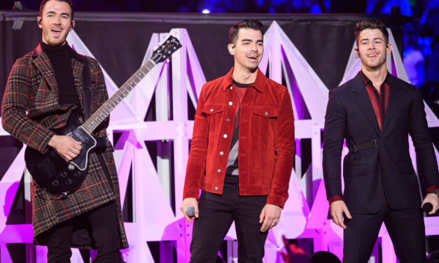 Jonas Brothers praznujejo 20 let kariere z novim singlom “Love Me To Heaven”