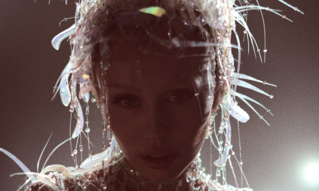 Miley Cyrus razkriva svojo umetniško plat z novim albumom “Something Beautiful”