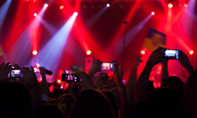 Iron Maiden na turneji s pozivom h koncertom brez telefonov