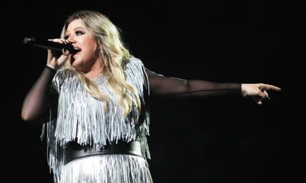 Je mogoče hit napisati v nekaj minutah? Kelly Clarkson pravi, da ja.