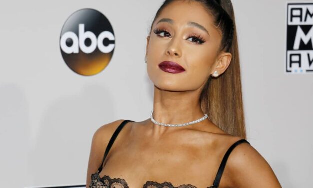 Ariana Grande ostaja zvesta glasbi