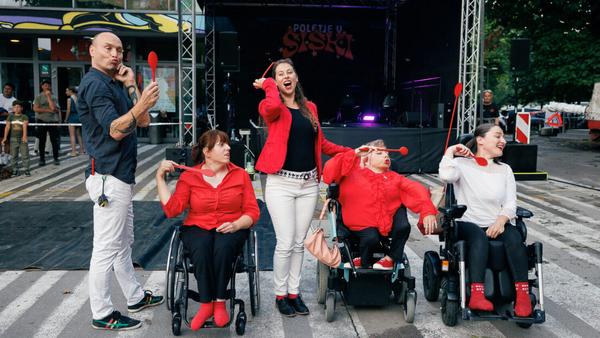 Ulična predstava Nedeljsko kosilo