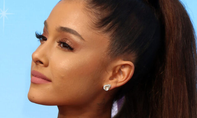 Ariana Grande se vrača na odre s turnejo “Eternal Sunshine”