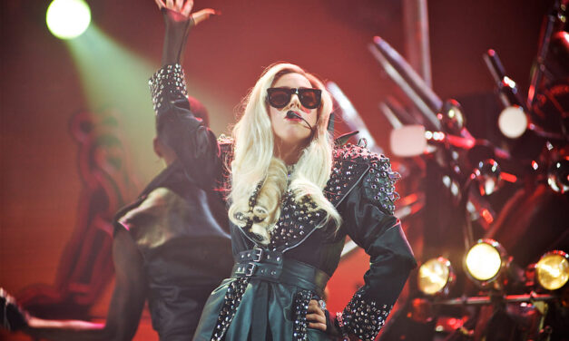 Lady Gaga med nastopi razkrila osebne spomine in ganila občinstvo
