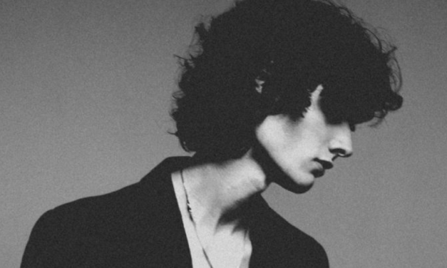 Sombr napovedal prvenec “I Barely Know Her” in (že razprodano) turnejo