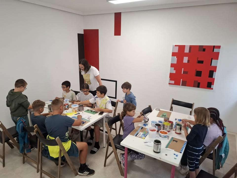 Bernekerjeve delavnice na Ravnah: Op art na keramičnih ploščicah