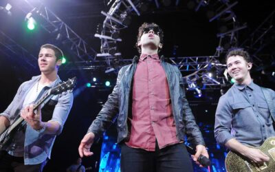 Jonas Brothers pripravili glasbeni šov, poln nostalgije in presenečenj