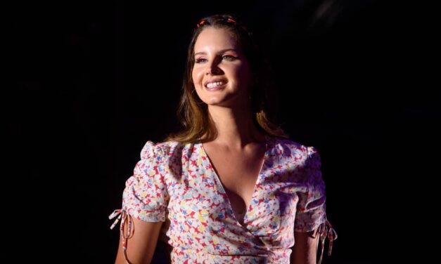 Nepričakovan nastop Lane Del Rey z lokalno skupino v Santa Barbari