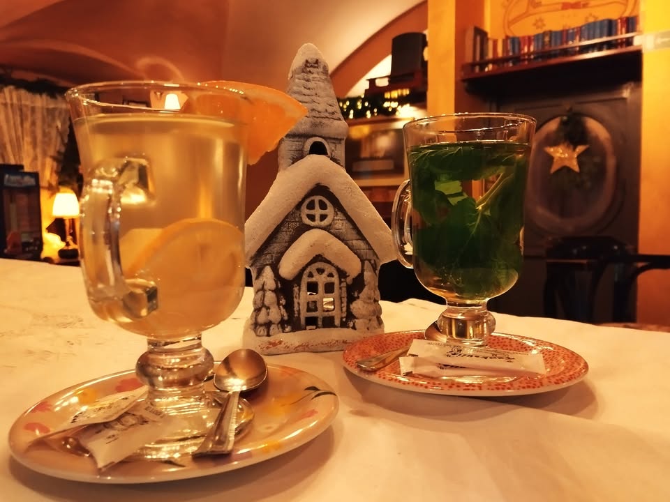 ČAJ OB PETIH - nedelje v decembru v Krčmi TamKoUčiri