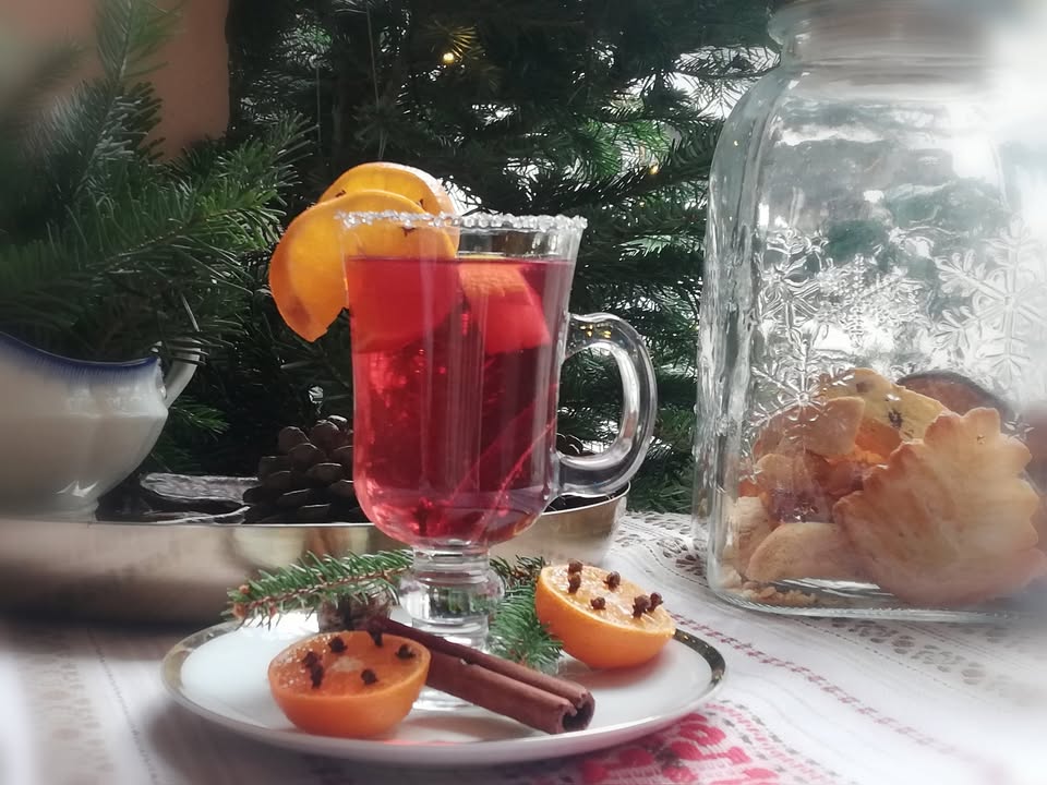 ČAJ OB PETIH - nedelje v decembru v Krčmi TamKoUčiri