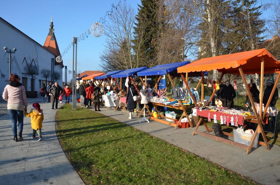 Božični bazar s tržnico in prihodom božička