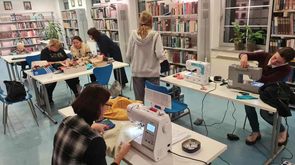 OBLAČILO = SPOROČILO, delavnica recikliranih priponk in našitkov