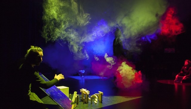 Abonmajček: Tunel – čarobno gledališče materiala