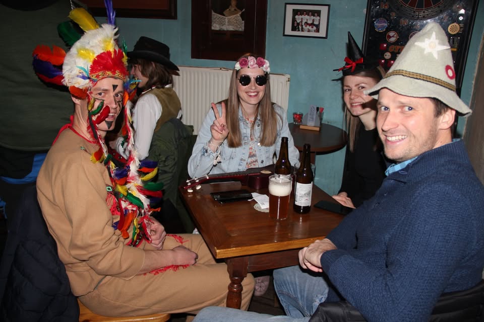 Skupaj navijamo in nazdravljamo v maskah