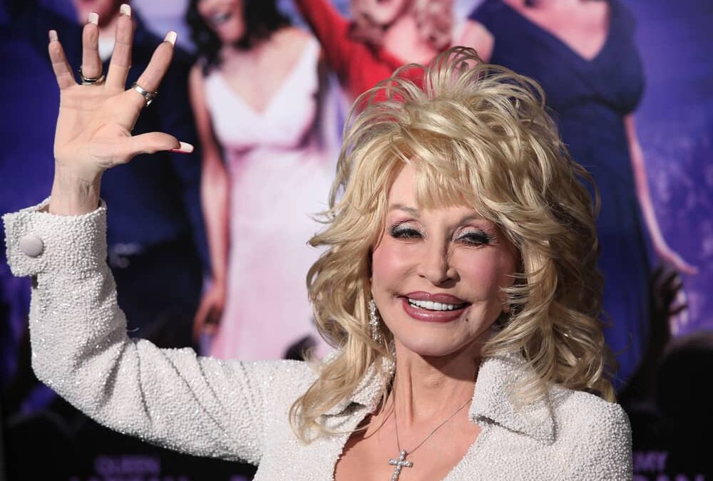 Po težkem letu se Dolly Parton vrača z novimi načrti