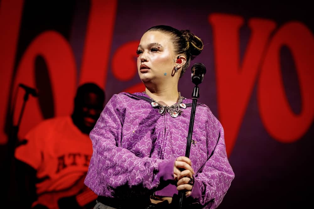 Lola Young odkrito o odvisnosti in okrevanju