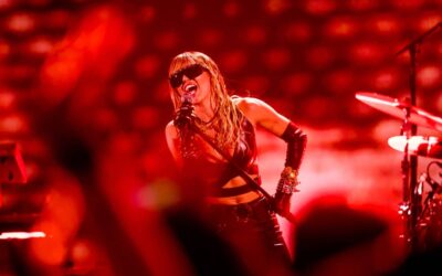 Ob 20-letnici Hannah Montane Miley Cyrus predstavlja pesem “Younger You”