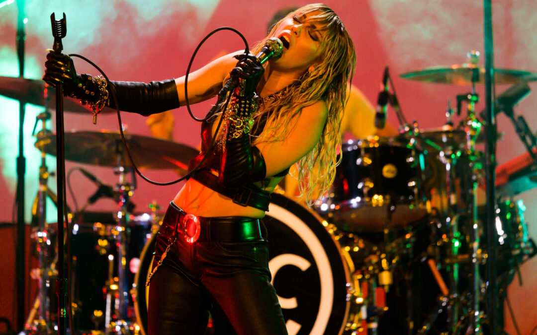 Miley Cyrus razkriva, kaj pripravlja za 20-letnico “Hannah Montane”