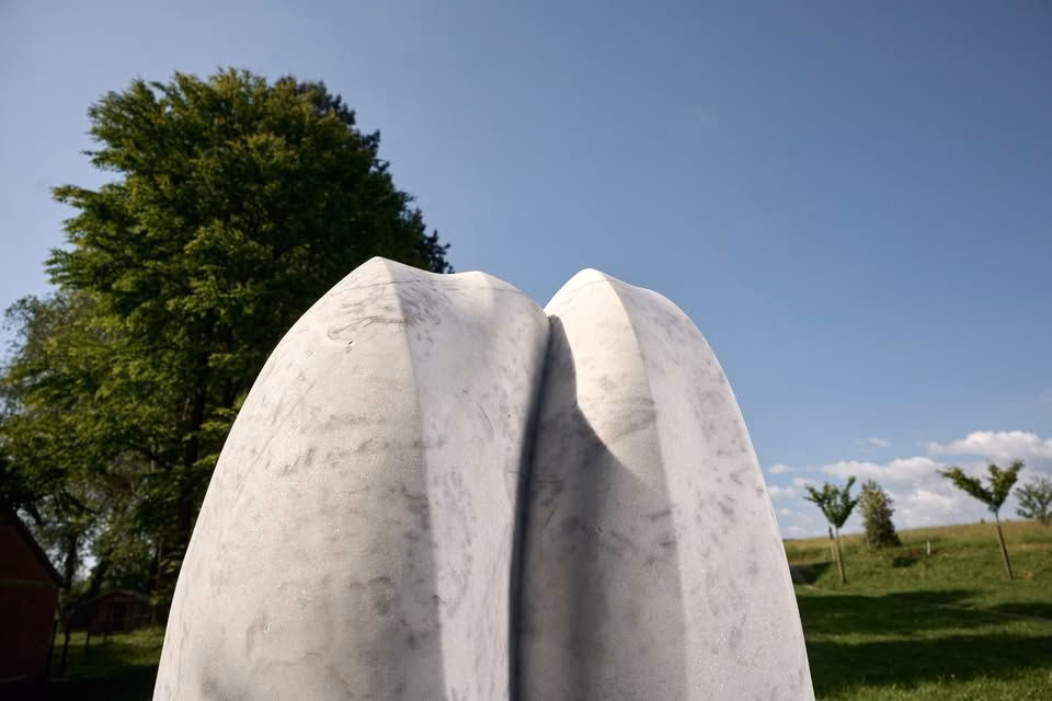 Park miru: vodstvo med slovenjgraลกkimi javnimi spomeniki in skulpturami.