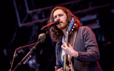 Hozier presenetil občinstvo na Macklemorovem koncertu