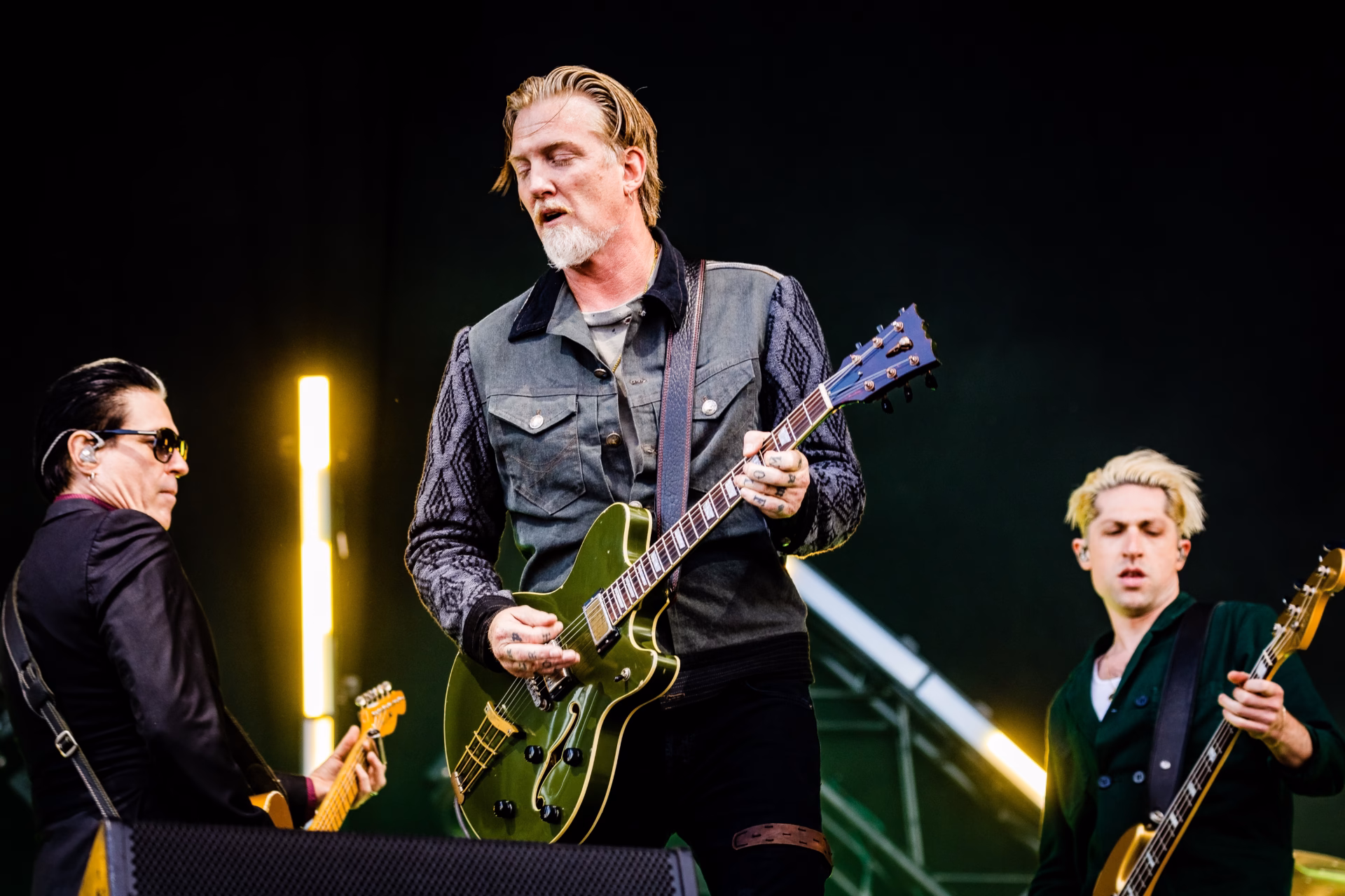 Queens of the Stone Age na Islandiji premierno izvedli dve novi skladbi